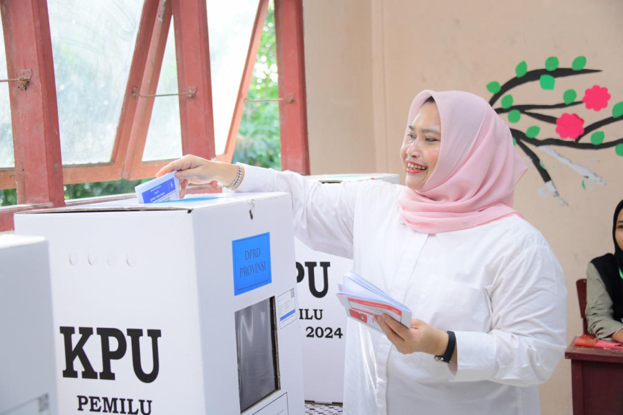 Bupati Kasmarni Salurkan Hak Suara di TPS 03 Desa Muara Basung Pinggir