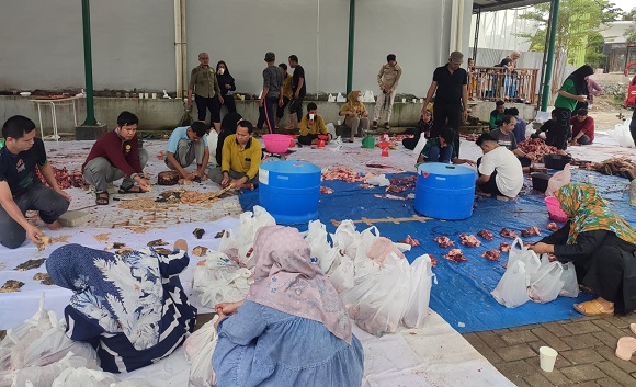 UMRI Bagikan 750 Kantong Daging Kurban Bagi Masyarakat Sekitar