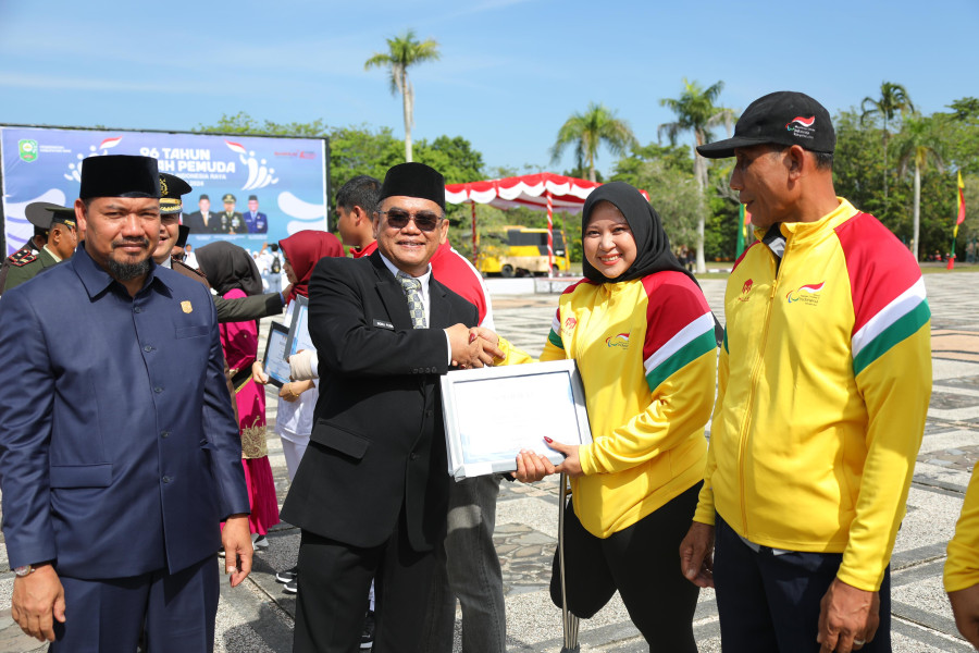Pjs Bupati Siak Beri Penghargaan Bagi Pemuda Berprestasi