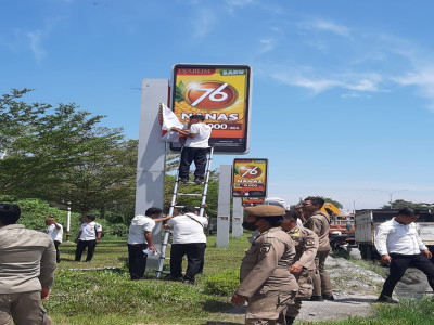 Bapenda dan Satpol PP Tertibkan Reklame di Kawasan Arengka