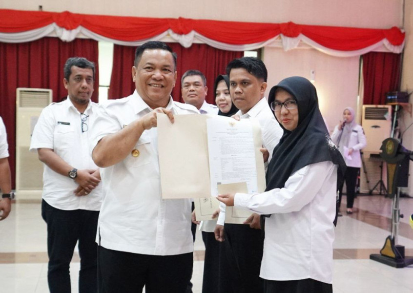 Pj Gubri Serahkan 569 SK PPPK di Pekanbaru