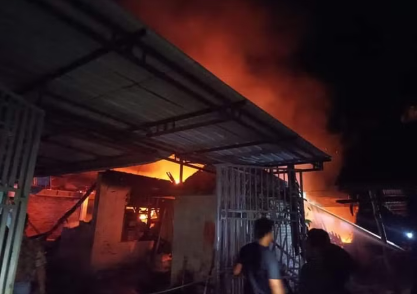 Diduga Korsleting Listrik, Satu Unit Rumah di Kuansing Riau Ludes Terbakar