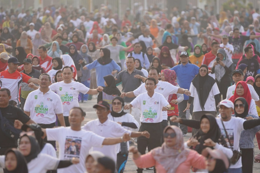 Ribuan Warga Ikuti Senam Masal HUT ke-67 Provinsi Riau
