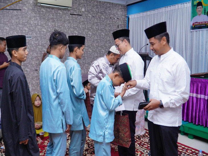 Plh Sekda Kampar Bersama IKAMKJ Serahkan Santunan Anak Yatim