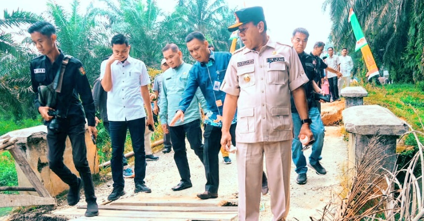 Bupati Kuansing Tinjau Jembatan Ambruk di Desa Geringging Baru