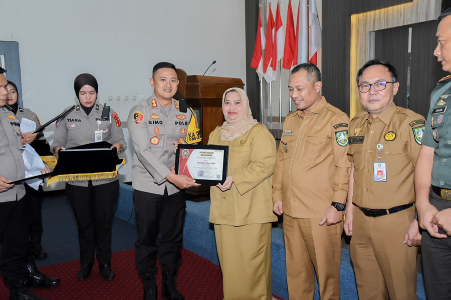 Bupati Kasmarni Terima Penghargaan Dukungan dan Kerjasama Kamtibmas