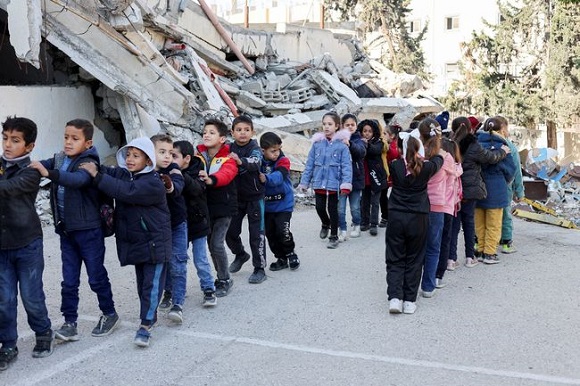 Tanpa Seragam dan Buku, Siswa Gaza Kembali ke Sekolah yang Hancur