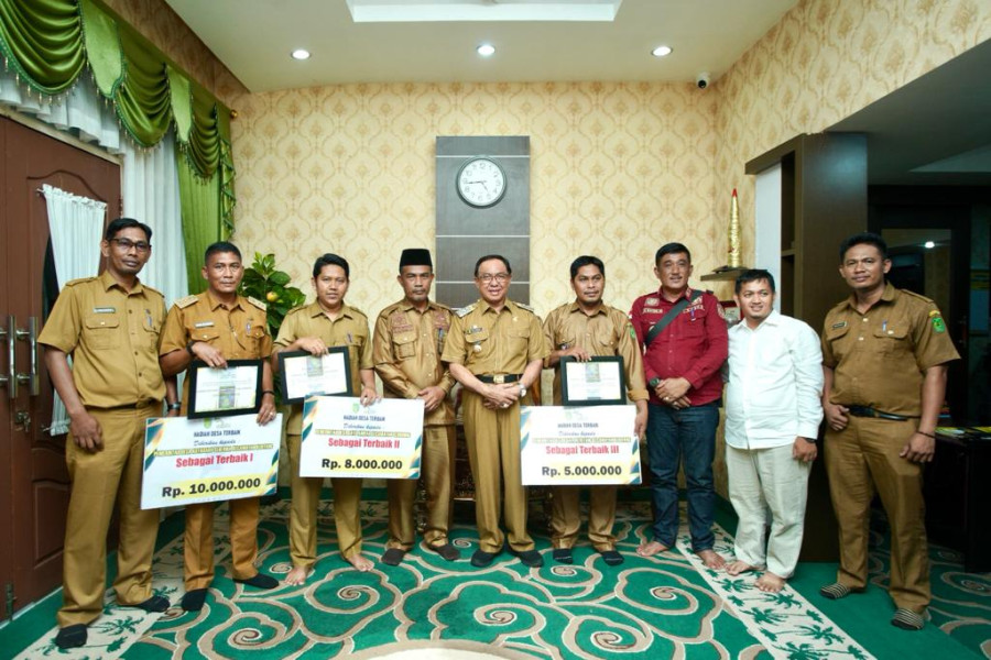 Bupati Wardan Serahkan Piagam Desa Terbaik 2023