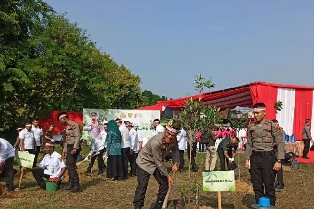 Polda Riau Tanam 45.233 Pohon Di Seluruh Daerah, Wakapolda: Untuk Anak Cucu Kita