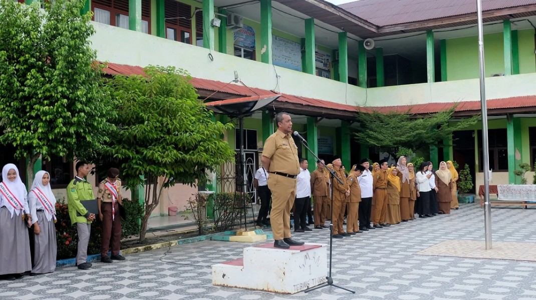 Pjs Bupati Roni Rakhmat Jadi Pembina Upacara di SMAN 1 Selatpanjang