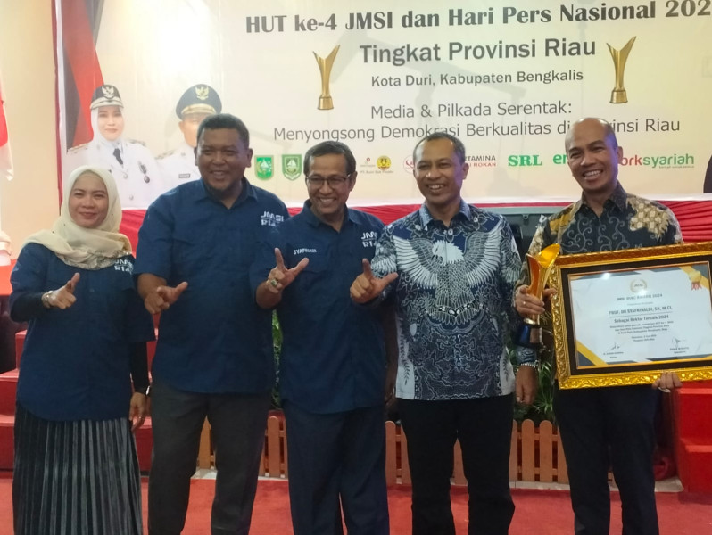 Prof. Dr. H. Syafrinaldi, S.H.,MCL, Terima Penghargaan sebagai Rektor Terbaik  Dalam Anugrah JMSI 2024