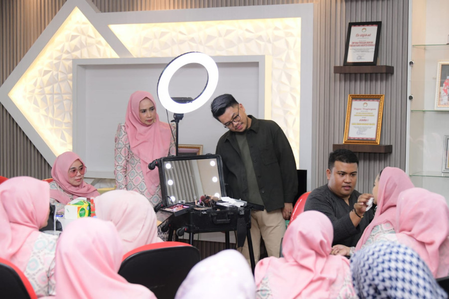 DWP Unit PUPR Gelar Pelatihan Make Up Bagi Anggota