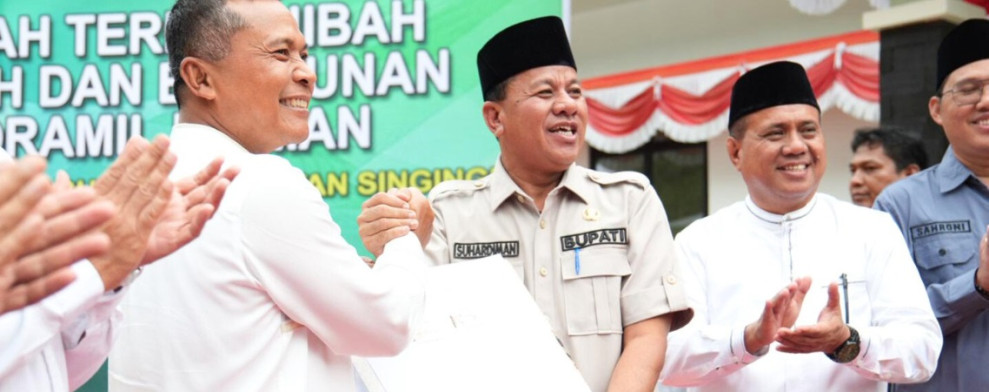 Bupati Kuansing Serahkan Hibah Bangunan dan Tanah Koramil Inuman