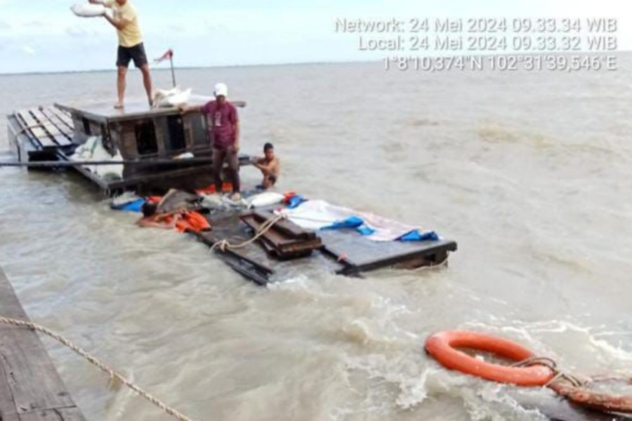 Kapal Bermuatan Beras Bulog Karam di Perairan Kuala Merbau Meranti