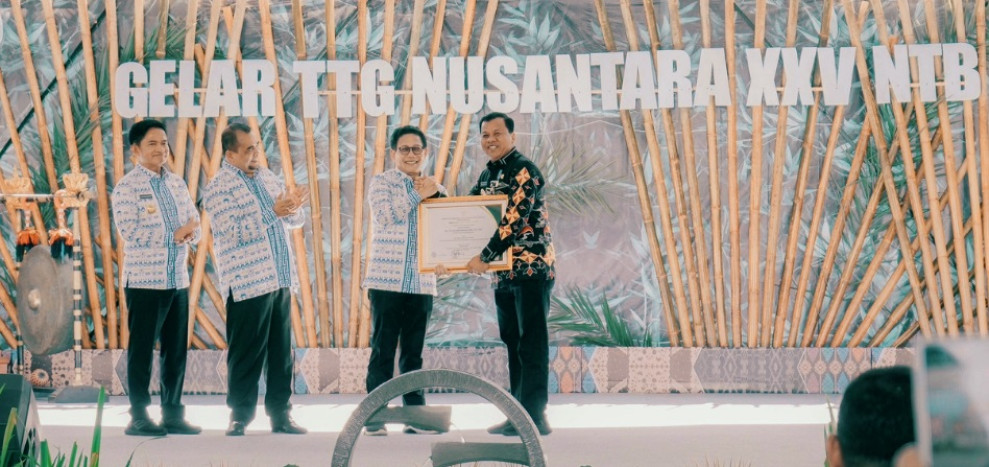 Bupati Kuansing Terima Penghargaan dari Mendes PDTT