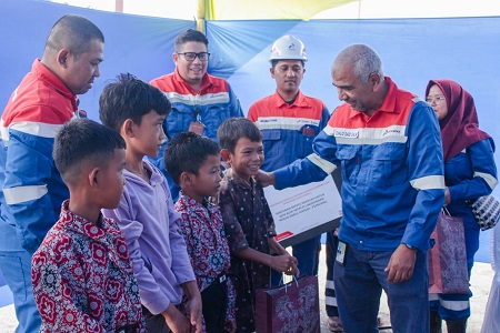 Dirut PHR Serahkan Bantuan Pangan dan Obat-obatan untuk Korban Banjir di Rokan Hilir