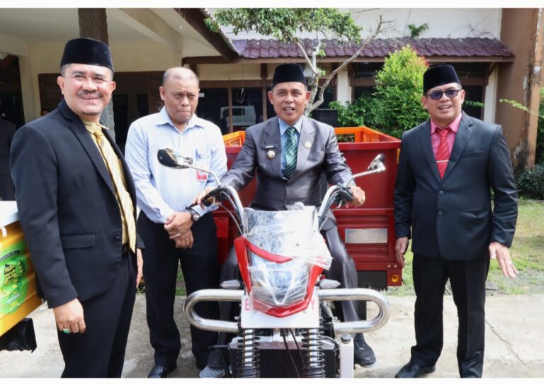Pemkab Inhil Terima CSR dari BRK Syariah Berupa Kendaraan Pengangkut Sampah