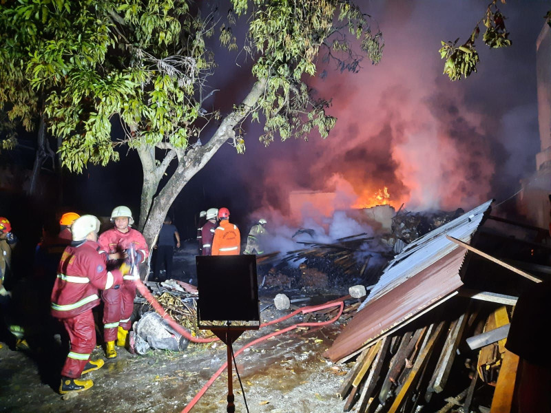 Ada Ledakan, Gudang Kayu di Pekanbaru Ludes Dilahap Api