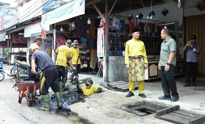 Pantau Proses Normalisasi Saluran Air di Kota Tembilahan, Pj Bupati Inhil Herman Himbau Masyarakat Tertib Buang Sampah