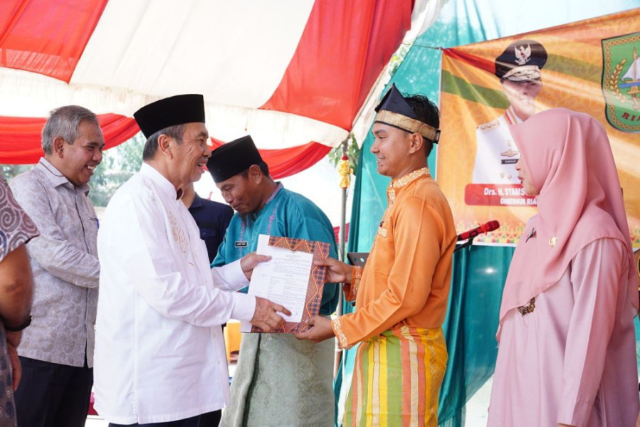 Serahkan SK PPPK di Inhil, Gubri Harapkan Para Guru Lebih Baik Lagi dalam Mendidik