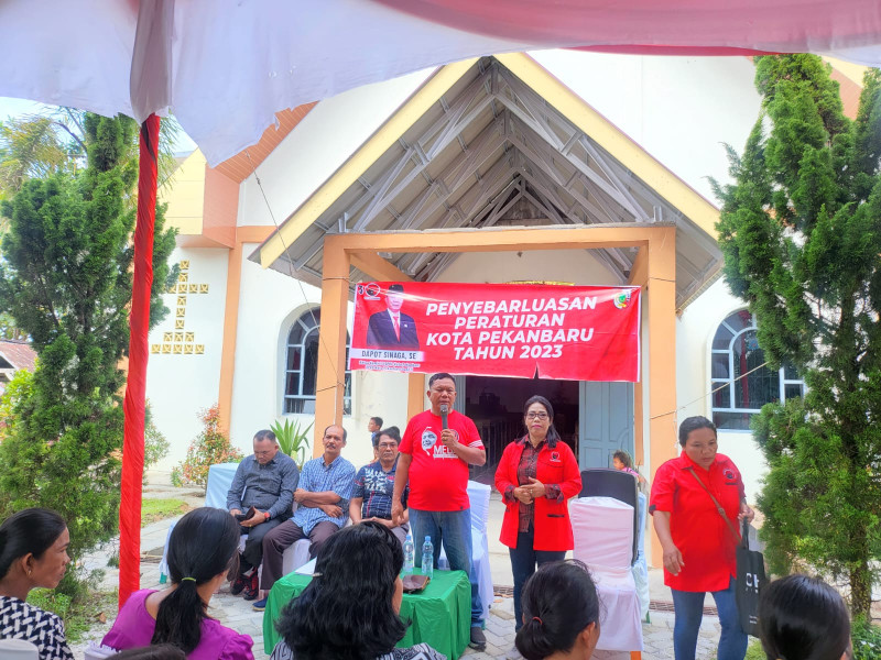 Dapot Sinaga Sosialisasikan Perda Retribusi Sampah di Perumahan R6M