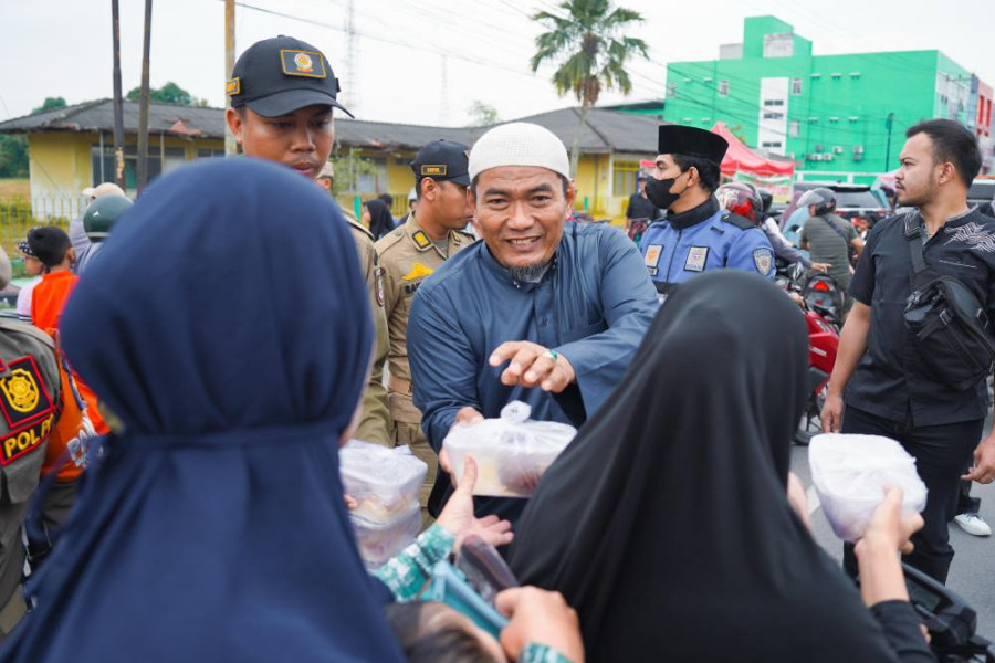 Bersama PBSR Kota Dumai, Wawako Bagikan 1000 Takjil untuk Masyarakat Kota Dumai