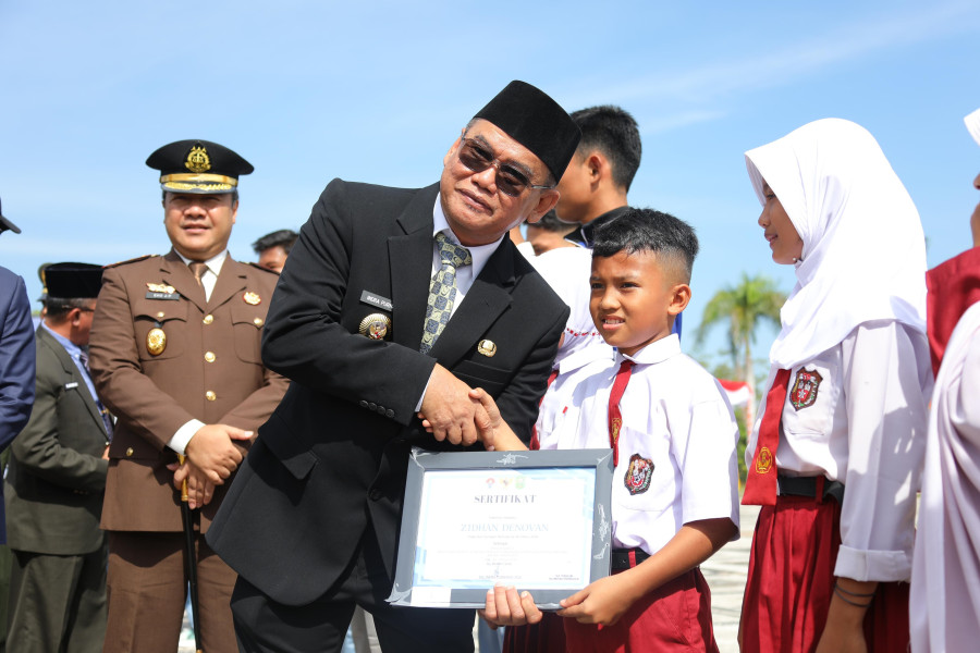 Peringatan Hari Sumpah Pemuda, Pjs Bupati Siak Beri Penghargaan Bagi Pemuda Berprestasi