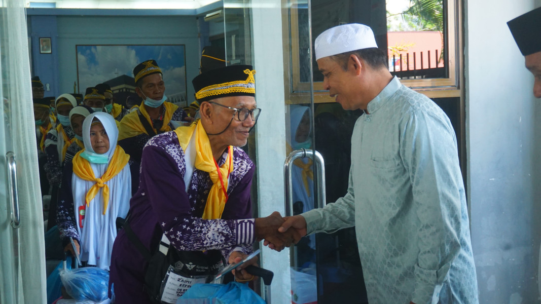 Pj Bupati Herman Turut Melepas Keberangkatan Jamaah Calon Haji Inhil