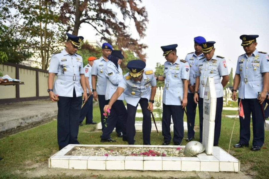 Hari Bakti ke-77 TNI AU, Danlanud Rsn Ziarah ke TMP Kusuma Dharma