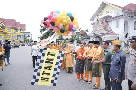 Bupati Afrizal Sintong  Lepas Ribuan Peserta Pawai Ta'aruf MTQ XVIII Tingkat Kabupaten Rohil