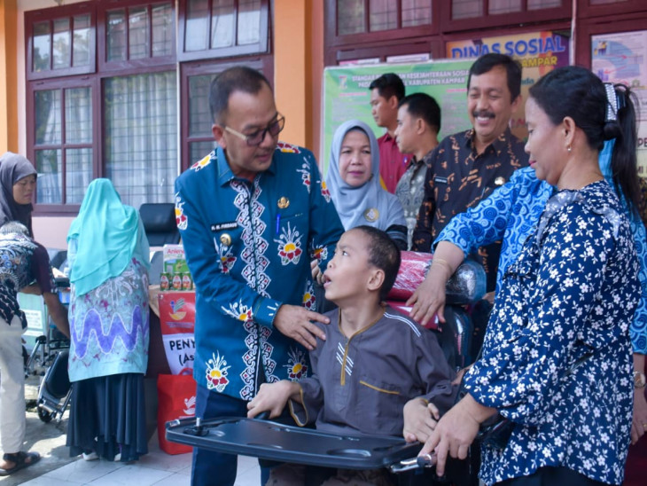 Pj Bupati Serahkan Bantuan Atensi Bagi Penyandang Disabilitas di Kabupaten Kampar