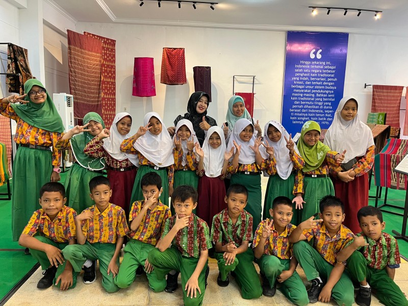Perkaya Wawasan tentang Keberagaman Budaya di Indonesia, Siswa SDN 153 Pekanbaru Kunjungi Pameran Kain Nusantara 2024