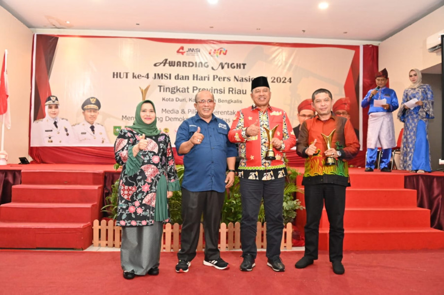 Tiga Bupati dan Mantan Gubernur Bupati Terima Penghargaan JMSI Riau Award 2024