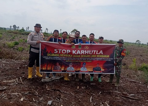 Babinsa Koramil  0321-05 / RM Bersama Bhabinkamtibmas Patroli Karhutla di Pematang Sikek