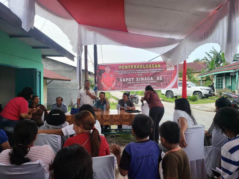 Dapot Sinaga Sosialisasikan Perda Retribusi Sampah