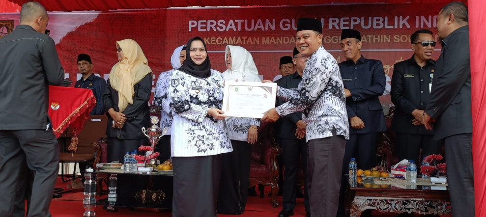 Peringatan Hari Guru Nasional 2023, Bupati Bengkalis Serahkan Penghargaan
