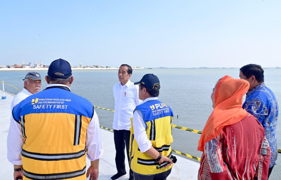 Presiden Jokowi Tinjau Proyek Pengendalian Banjir Rob di Tambak Lorok Semarang