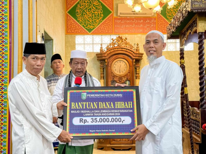 Safari Jum'at di Masjid Jami' Al-Mukhlisin, Wako Dumai Serahkan Bantuan Hibah