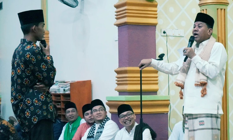 Tukang Concang Jalur Dapat Hadiah Umrah dari Bupati Kuansing