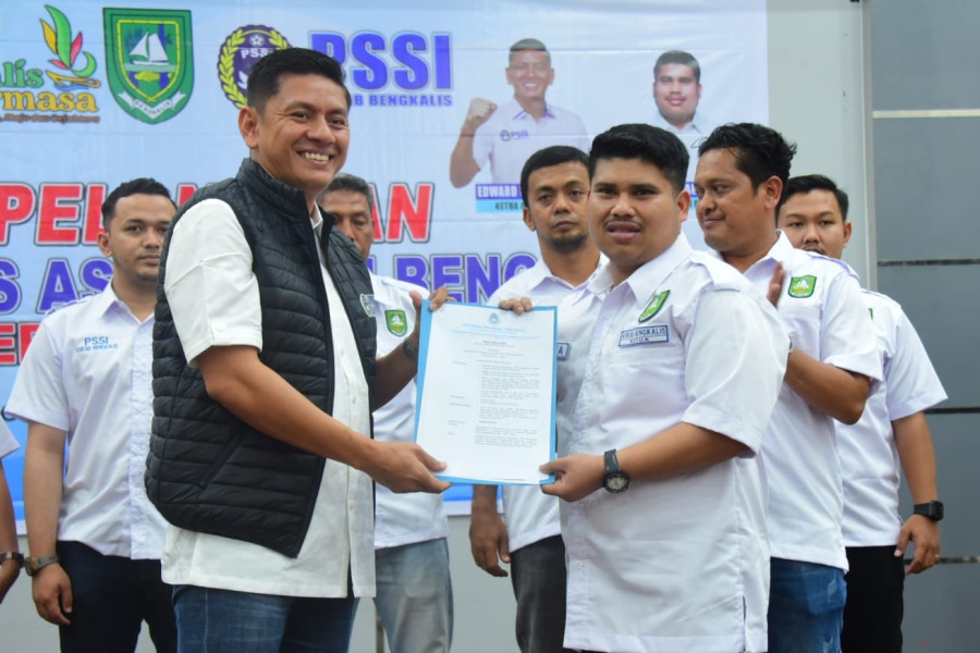 Resmi Dilantik, Ini Harapan Bupati Kasmarni Untuk Pengurus Askab PSSI Bengkalis