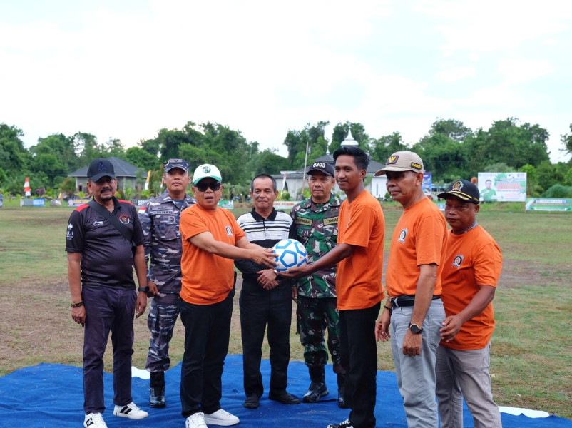 Buka Turnamen Sepak Bola Karang Taruna Desa Banglas, H. Asmar Bantu Rp 40 Juta