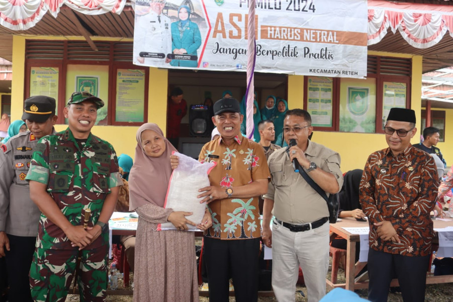 Pj Bupati Tinjau Operasi Pasar Murah di Reteh
