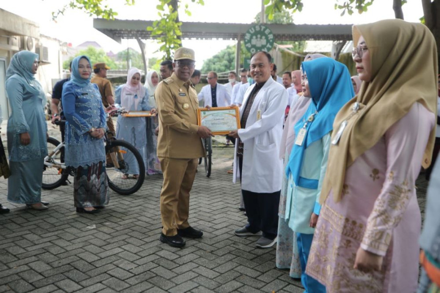 5 Pegawai RSUD Petala Bumi dapat Penghargaan dari Pj Gubernur Riau