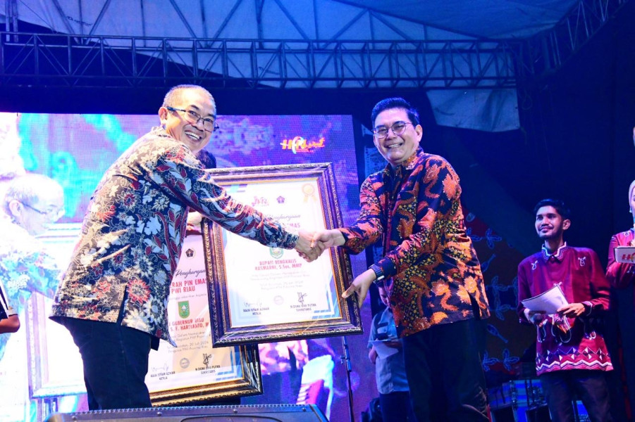 Bupati Kasmarni Terima Pin Emas dari PWI Riau
