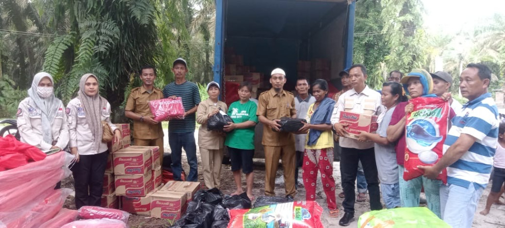 12 Unit Rumah Kebakaran, Dinas Sosial Bengkalis Salurkan Bantuan di Desa