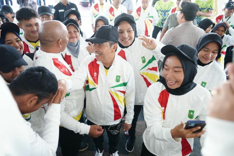 Targetkan 10 Besar, Gubri Syamsuar Lepas Atlet Pelajar Riau ke Popnas Palembang