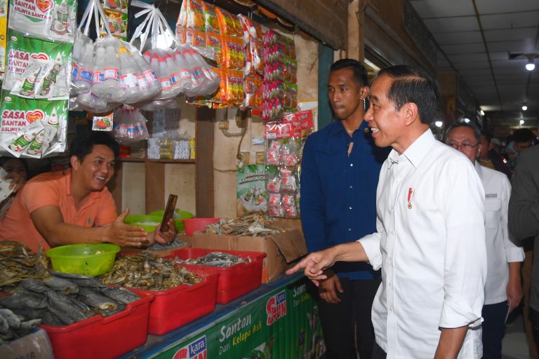 Presiden Jokowi Tinjau Harga Komoditas Pangan di Pasar Johar Karawang