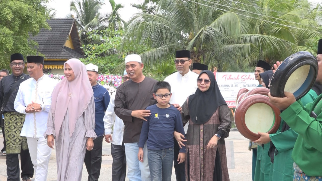 Tiba di Inhil, Bupati Herman dan Wabup Yuliantini Disambut Taburan Beras Kunyit dan Doa-doa