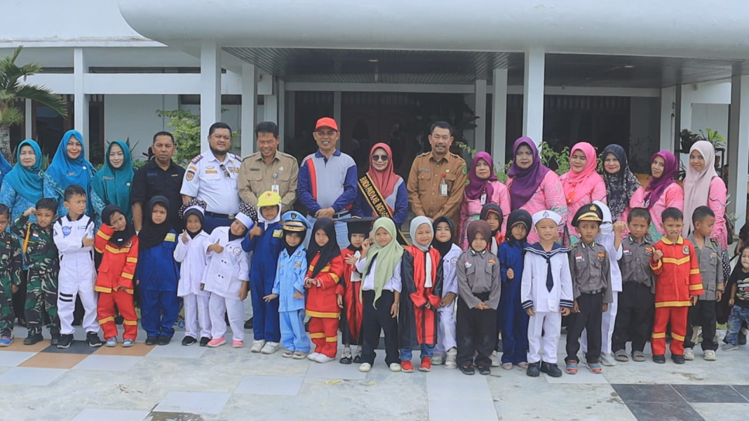 Puluhan Peserta Didik TK Pembina Tembilahan 'Serbu' Kediaman Pj Bupati Inhil