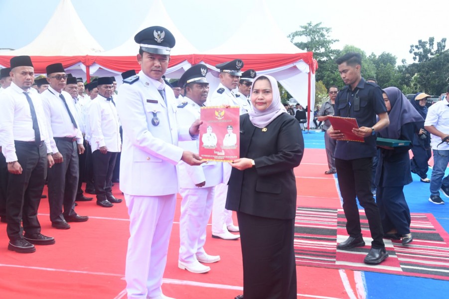 Bupati Kasmarni Kukuhkan Perpanjangan Masa Jabatan Kades dan BPD Kecamatan Pinggir dan Talang Muandau
